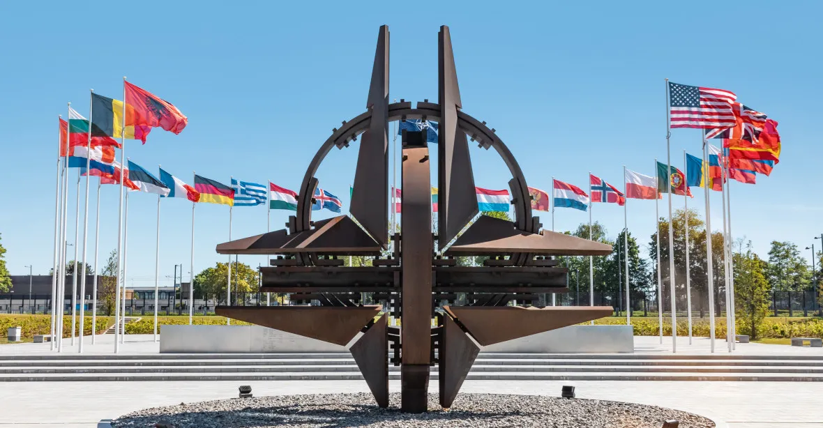 NATO vs. Rusko. Jednání ministrů obrany předcházela ostrá prohlášení