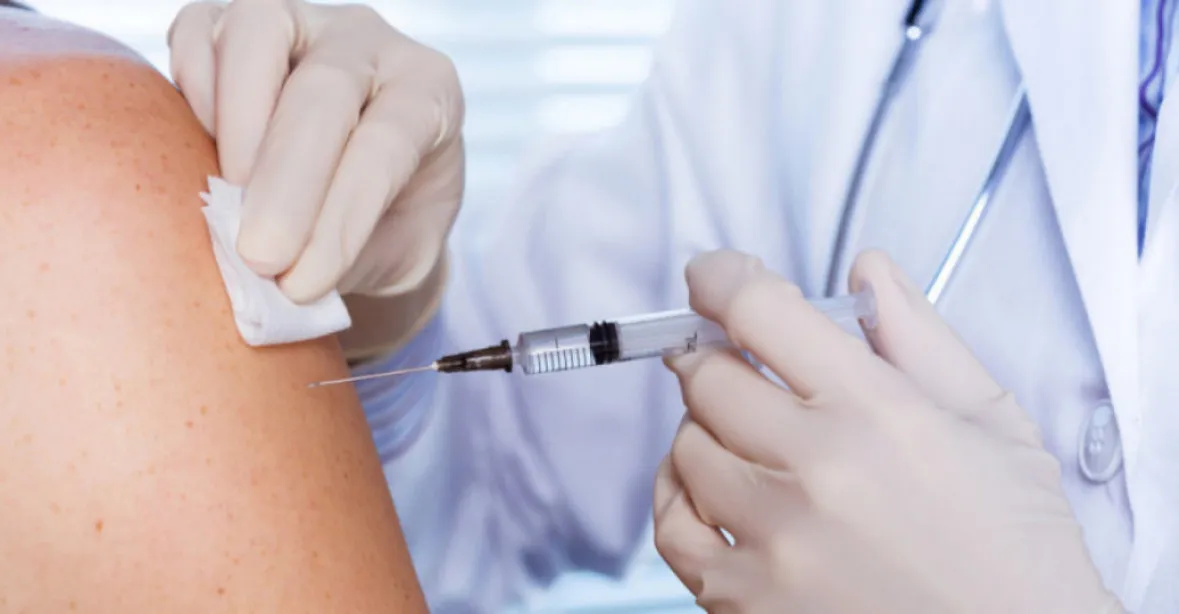 Vakcionologická společnost nesouhlasí s povinným očkováním lidí nad 60 let