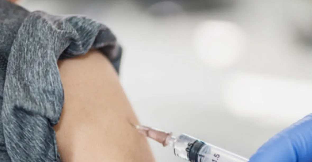 Malé děti mají těžký covid jen zřídka. Finský úřad doporučil očkovat jen ty rizikové