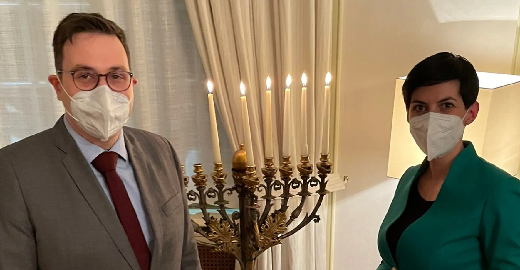 Lipavský se ukázal na izraelské ambasádě při oslavě chanuky