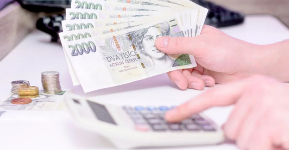 Češi stále přicházejí o peníze. Inflace je požírá na spořících účtech, i přes rostoucí úroky