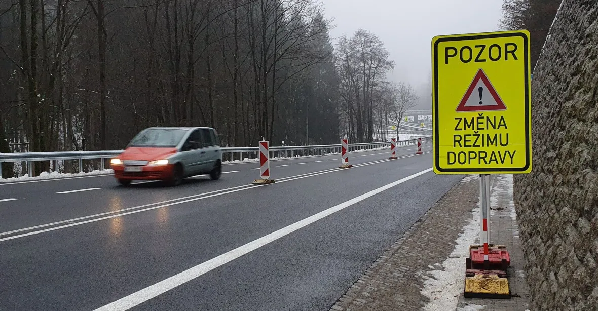 VIDEO: Podivné označení na nové křižovatce mátlo řidiče, začali najíždět do protisměru