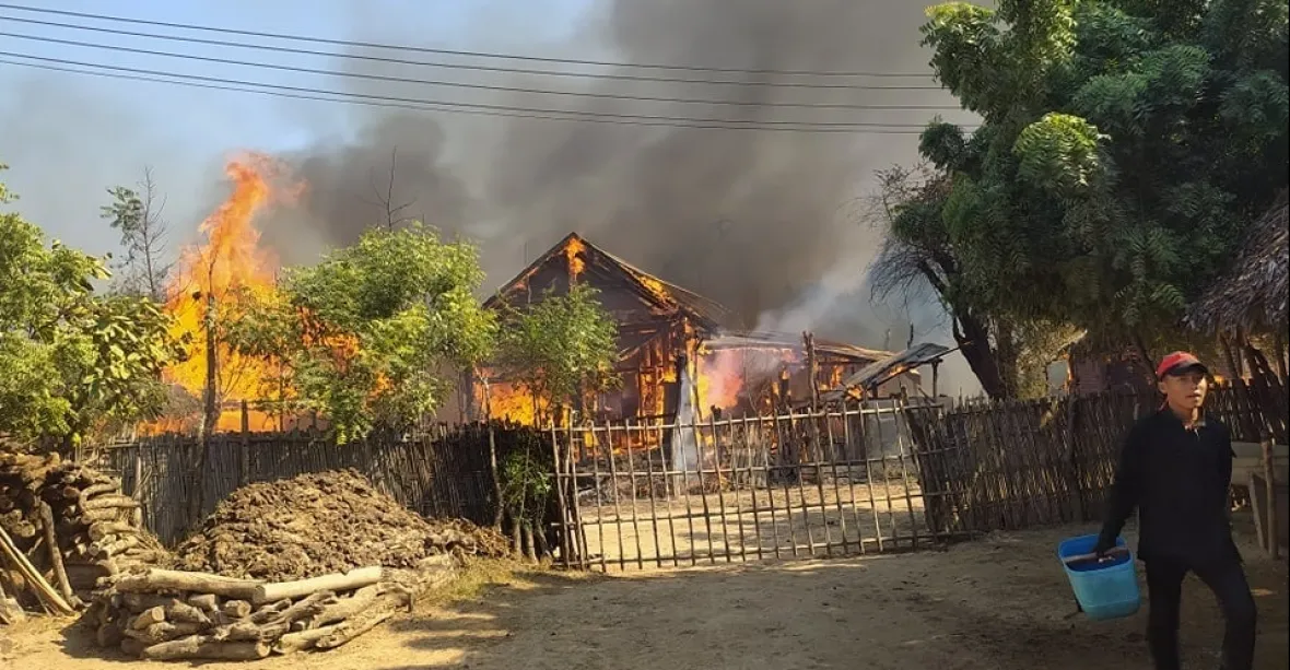 VIDEO: Barmská armáda vypálila celou vesnici, ukazují svědci