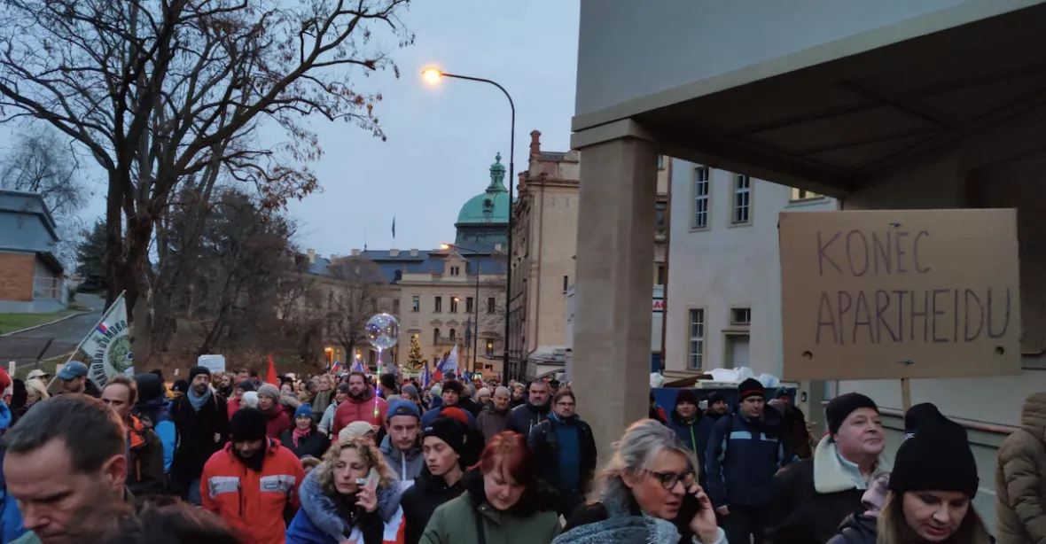 „Stop represím proti zdravým.“ 800 lidí protestovalo v Brně proti očkování