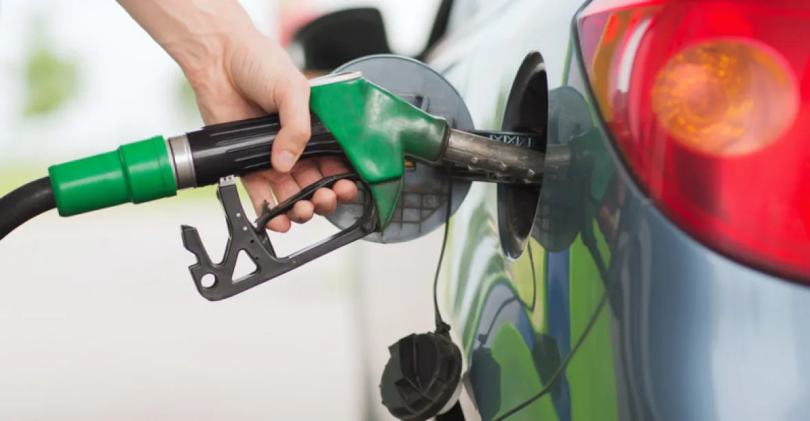 Češi si za benzin připlatí v Německu nebo Itálii, v Polsku a Maďarsku ušetří