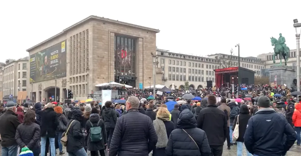 Tisíce lidí v Bruselu protestovaly proti plánu zavřít kulturu