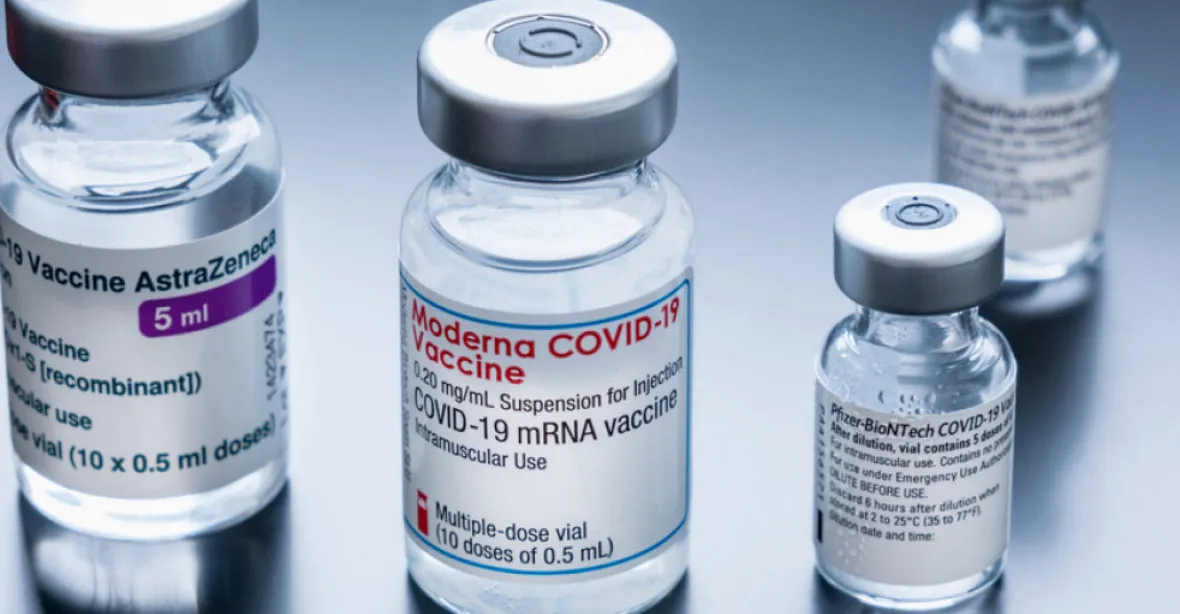 Omikron je odolný i proti plnému očkování, uvádí studie