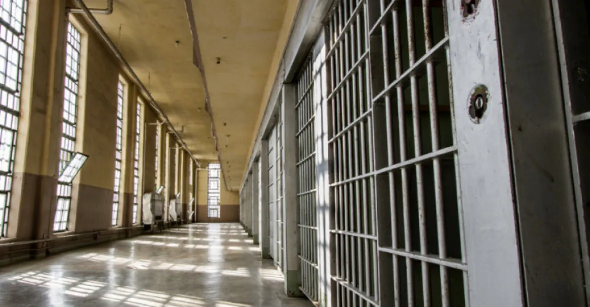 Dozorci údajně hodiny mučili vězeňkyni. Žalobce je žene k soudu za kruté zacházení