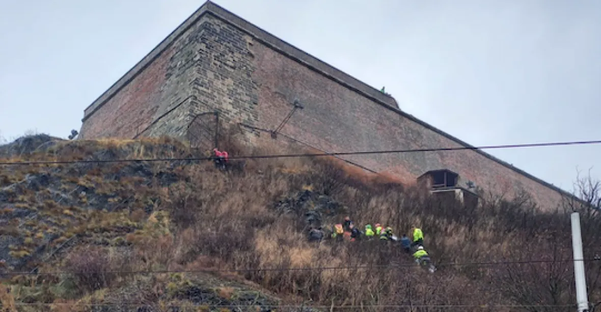 Z Vyšehradských hradeb spadl muž. Záchranné akce dočasně omezily tramvajovou dopravu