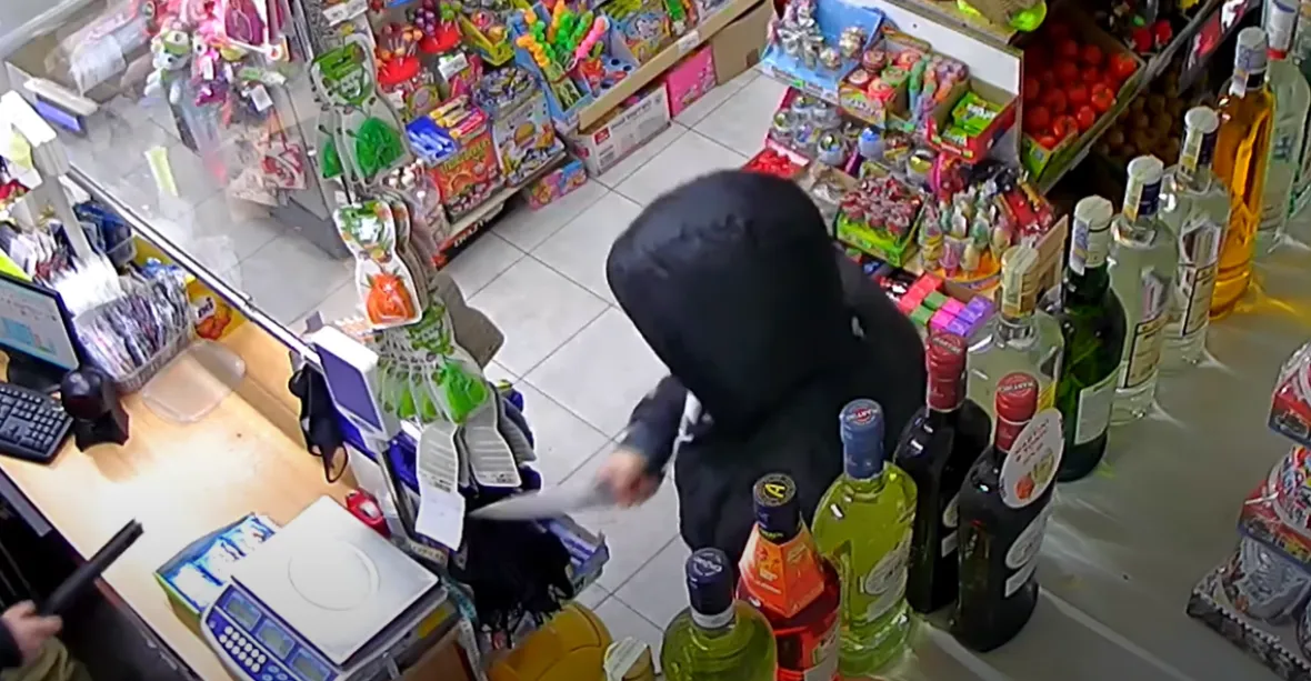 VIDEO: Zloděj tasil na prodavače nůž. Ten vytáhl vlastní a zahnal ho na útěk