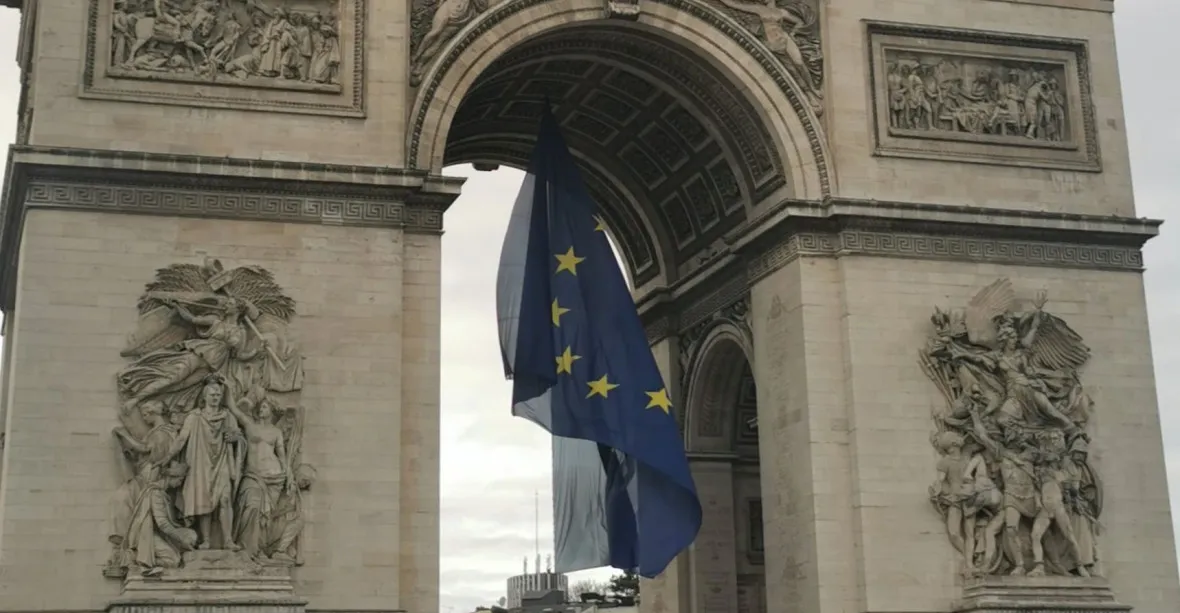„Znovu vztyčte trikolóru.“ Nesouhlas s vlajkou EU na Vítězném oblouku ukázal, jak je Francie naladěná