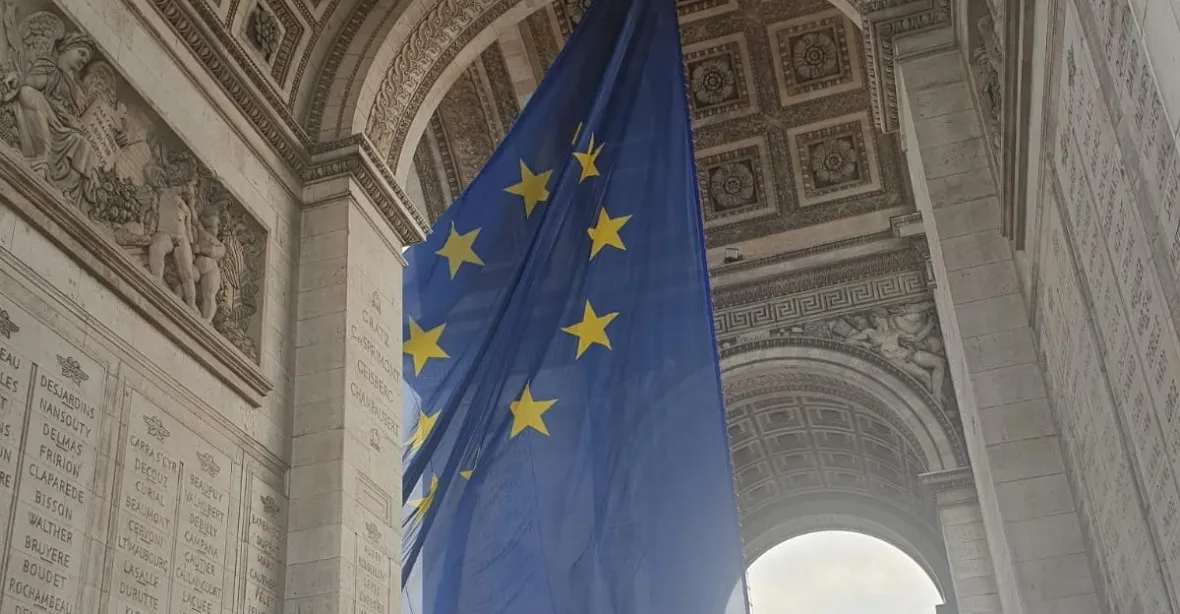 „Útok na indentitu národa.“ Z Vítězného oblouku po kritice zmizela vlajka EU