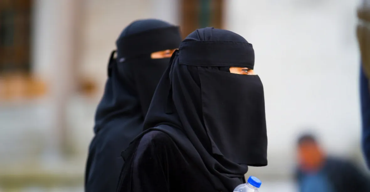 Falešná aukce muslimských žen. Policie zatkla dvojici podezřelých