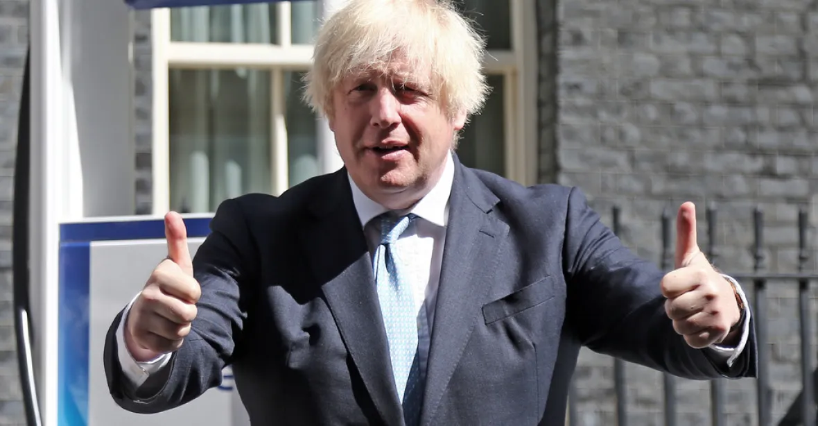Británie přečká omikron bez dalších uzávěr. Johnson odmítá zpřísňovat. Statistikám navzdory