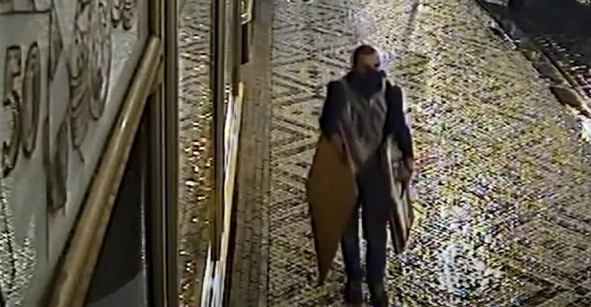 VIDEO: Zloděj ukradl z galerie obrazy za půl milionu a odjel tramvají č. 9