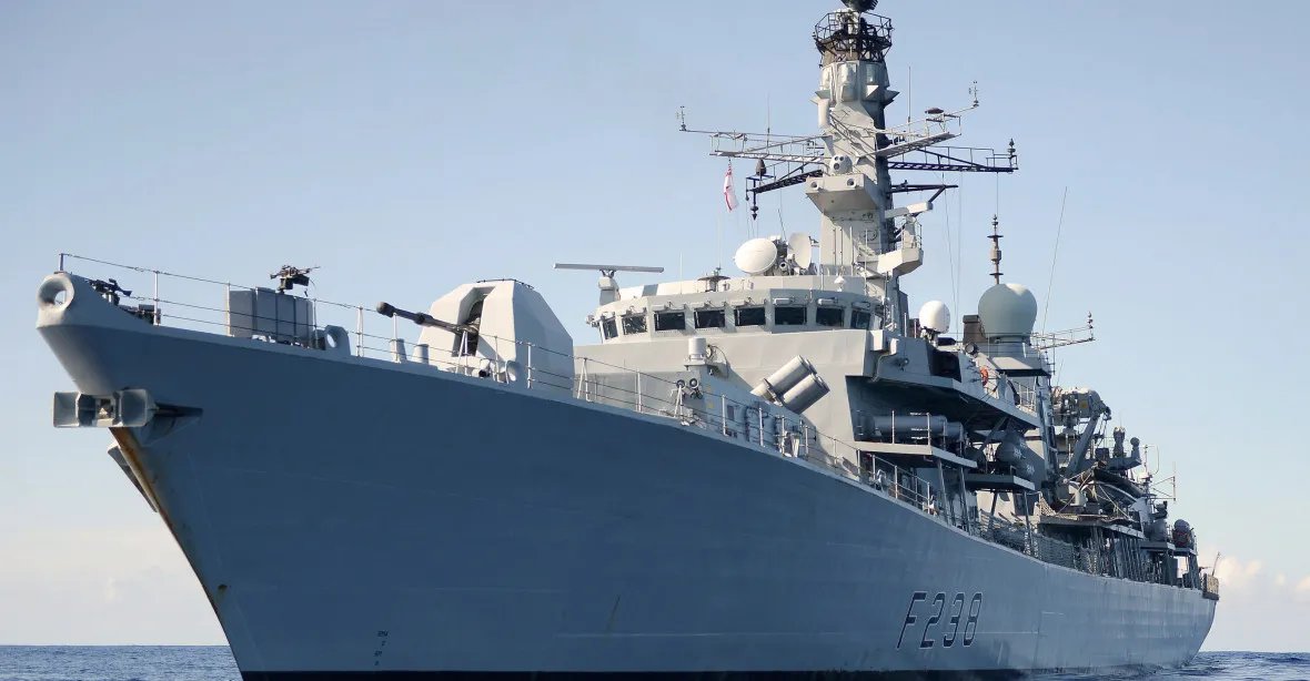 VIDEO: Co to sakra bylo? Ruská ponorka narazila do sonaru britské válečné lodi