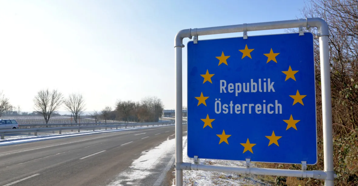 Střelba na maďarských hranicích. Kamion vezl do Rakouska 30 migrantů