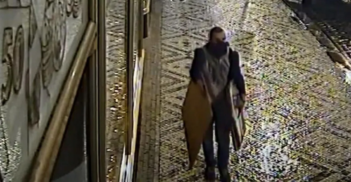 Policie dopadla zloděje obrazů, který s nimi prchal tramvají