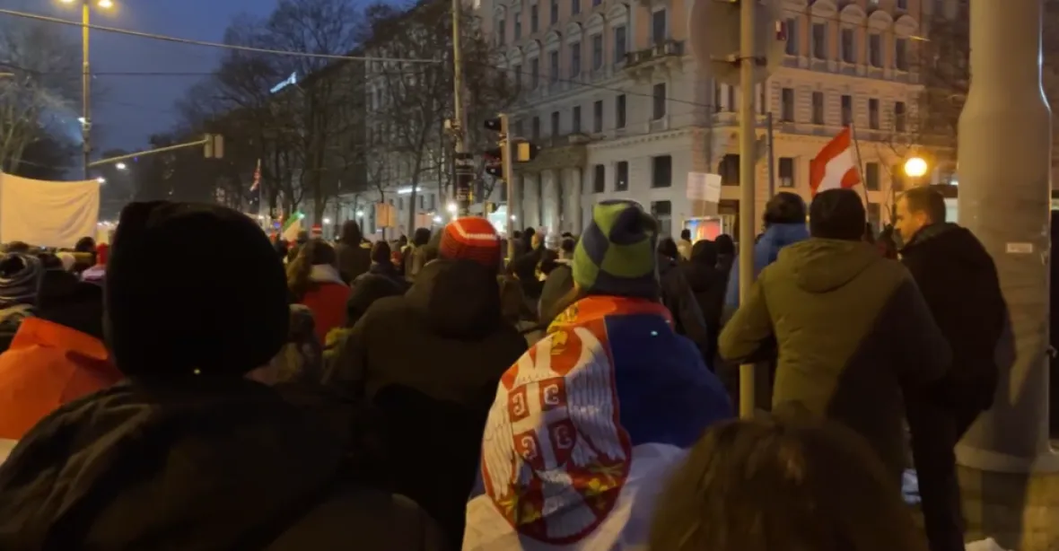 Protesty proti povinnému očkování: 40 tisíc lidí ve Vídni, v Brně dva tisíce