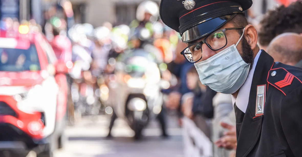 Růžová se nehodí k uniformě. Italští policisté protestují proti barvě respirátorů