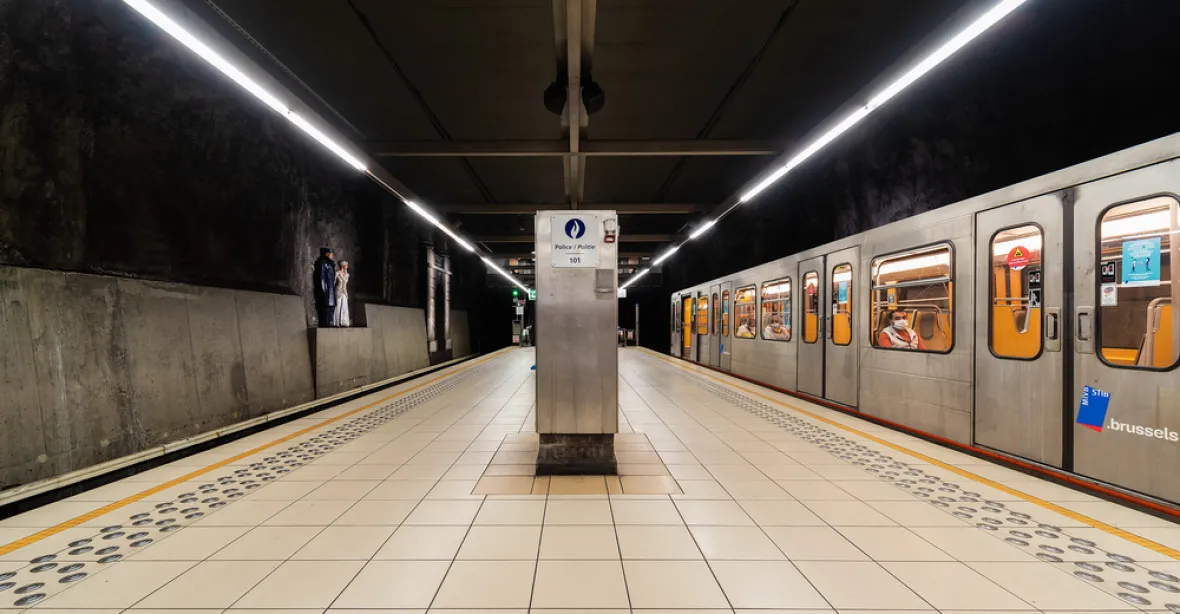 VIDEO: Muž v Bruselu zákeřně strčil ženu do kolejiště pod přijíždějící metro
