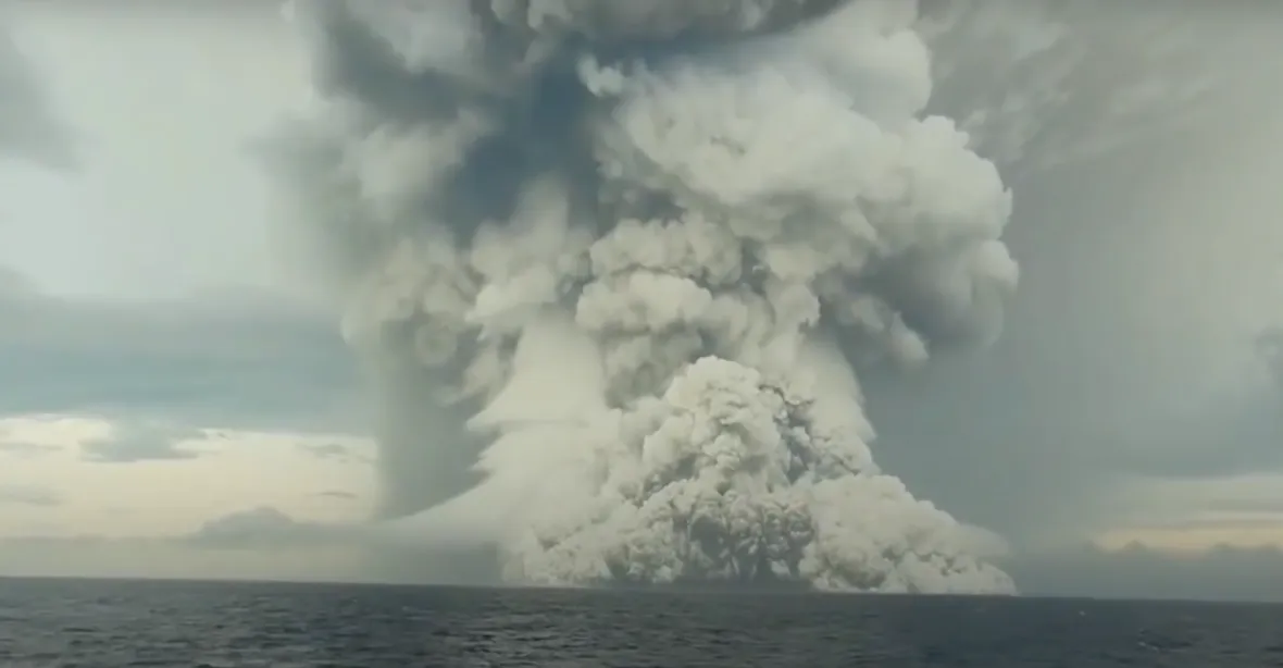 Erupce sopky u Tonga narušila spojení, lidé zoufale hledají příbuzné. Našla se první oběť