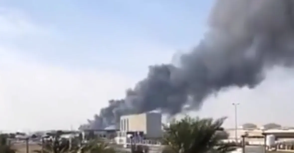 Povstalci zaútočili drony. V Abú Zabí explodovaly cisterny poblíž ropného skladu