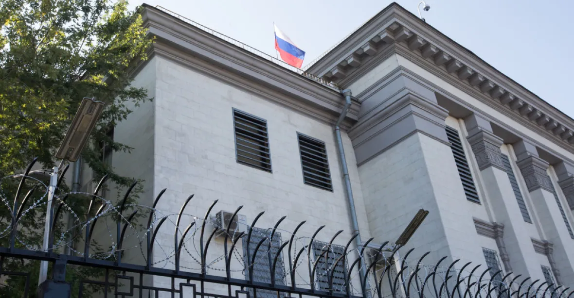 Příprava na konflikt či propaganda. Rusko postupně vyklízí ambasádu v Kyjevě