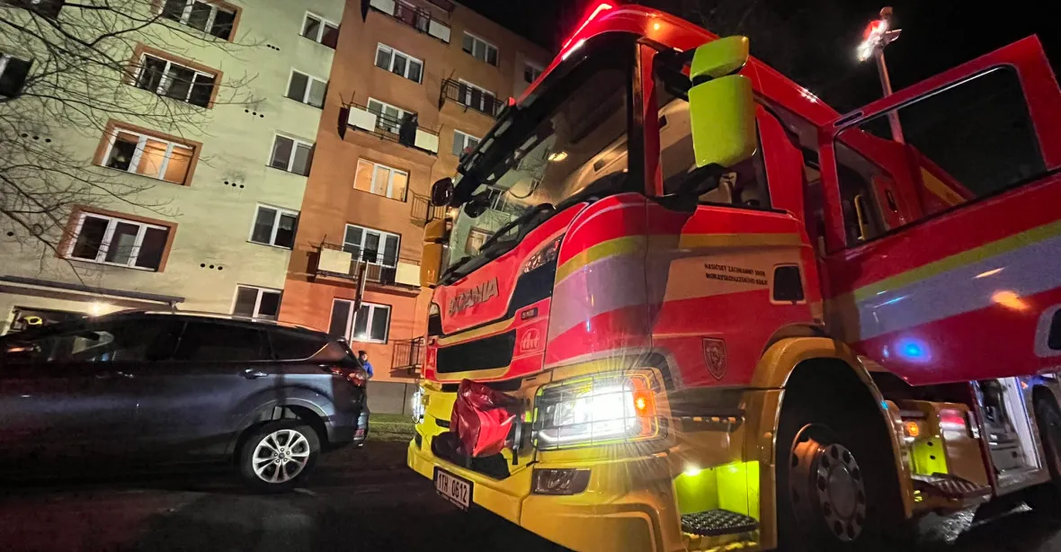 V Ostravě-Porubě hořel panelový dům, jeden člověk zemřel