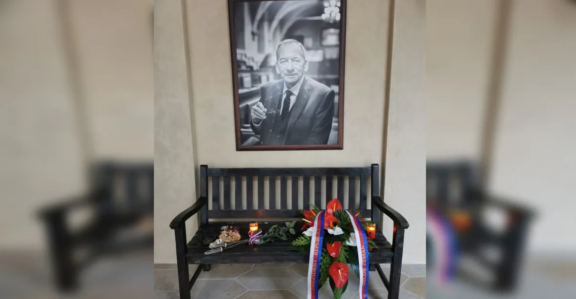 Politici vzpomínají na Kuberu. K výročí jeho úmrtí zaslal kytici i prezident Zeman