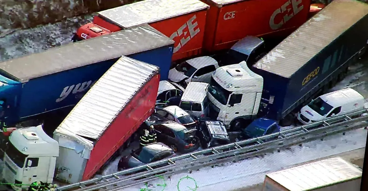 Na D5 se srazilo 36 vozů. Havarované kamiony sevřely osobní auta