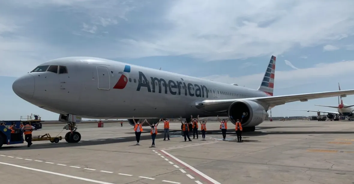 Letadlo mířící do Londýna se vrátilo do Miami kvůli ženě, která si odmítla nandat roušku