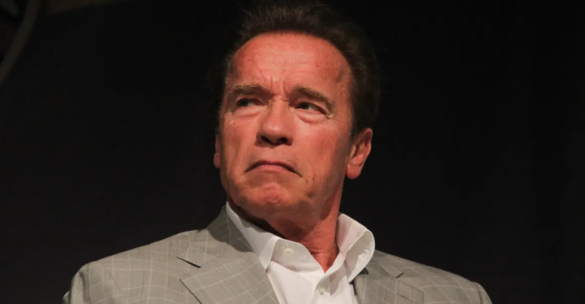 Arnold Schwarzenegger boural se třemi dalšími vozy. Jedna žena skončila v nemocnici