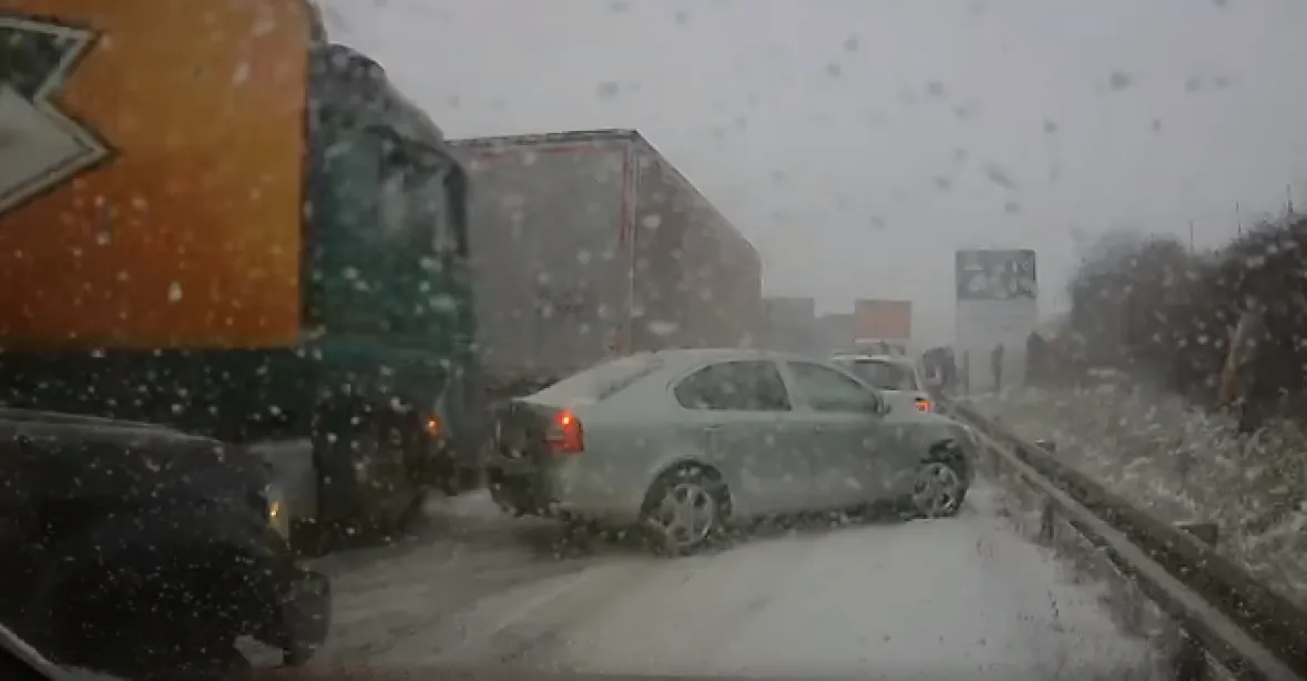 VIDEO: Prosím ne, prosím ne! Záběry z D5 ukazují kamiony najíždějící do stojících aut