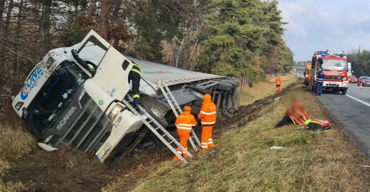 Český šofér na Slovensku převrátil kamion, pak nadýchal přes tři promile