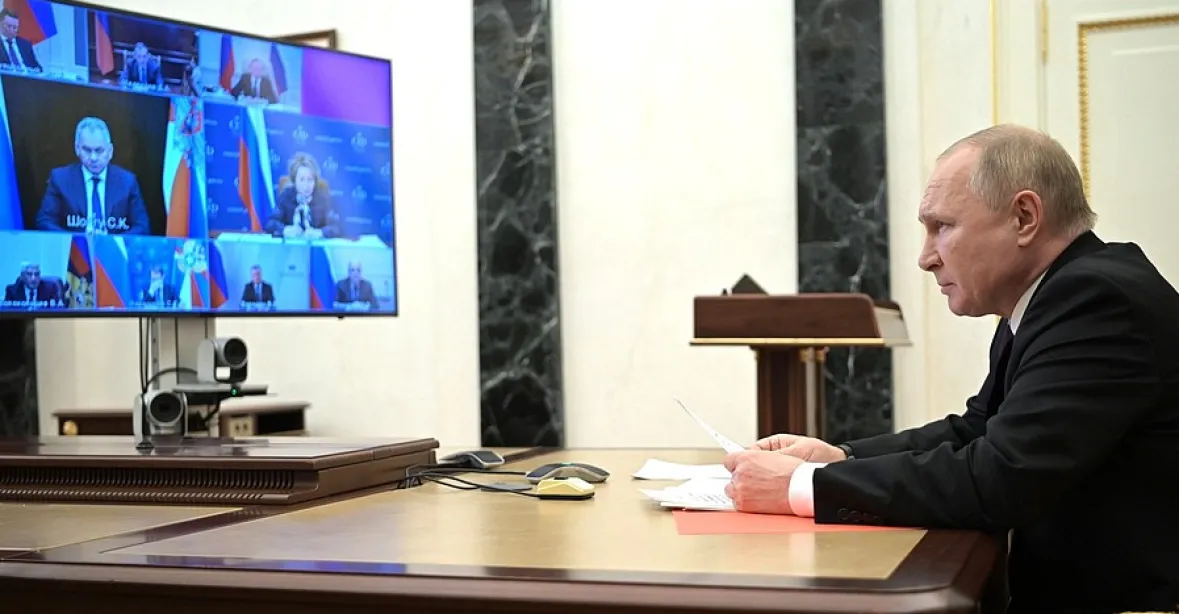 Putin bude s Macronem řešit po telefonu situaci kolem Ukrajiny, oznámil Kreml