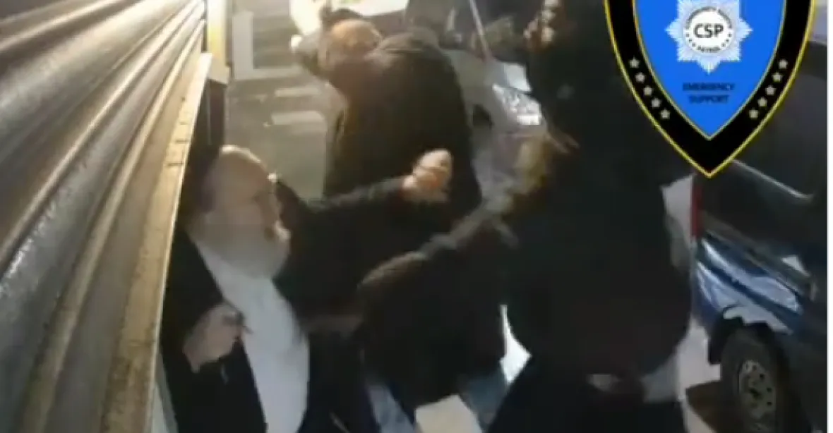VIDEO: Veliký mladík bezdůvodně zaútočil na dva židy, policie ho viní z násilí a antisemitismu