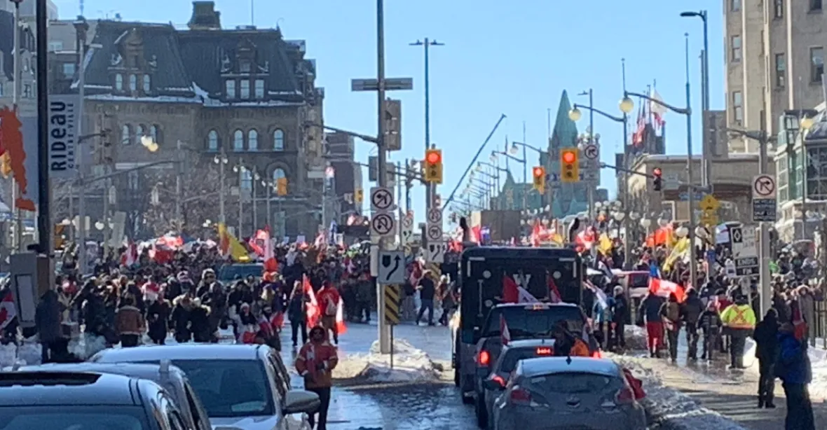 Konvoj svobody dorazil do centra Ottawy. Trudeau byl „ukryt“ do bezpečí