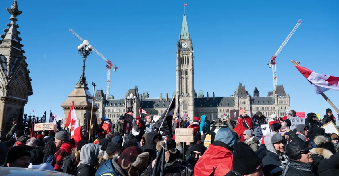 V Ottawě se protestuje proti covidovým pravidlům, policii se situace vymkla z rukou