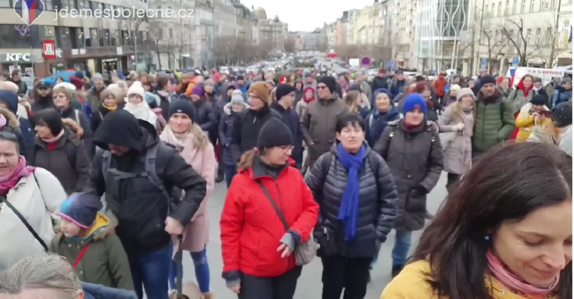 VIDEO: Na Václavském náměstí protestovaly stovky lidí proti pandemickému zákonu