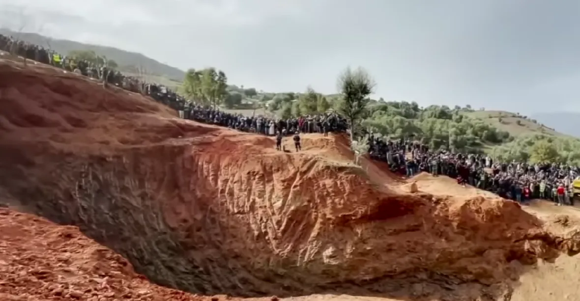 Chlapec v Maroku uvízl v desítky metrů hluboké úzké studni, záchranáři se k němu blíží