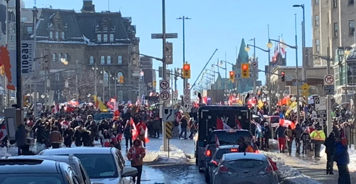Protest Konvoje svobody se šíří z Ottawy. Kanadská města se chystají na blokádu