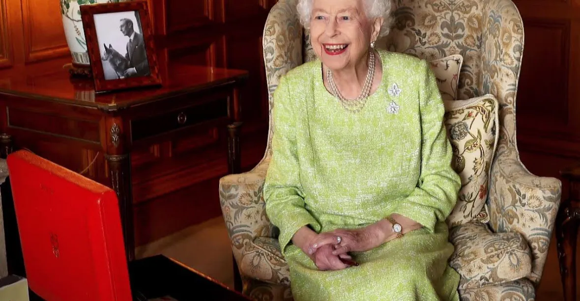 OBRAZEM: Královna Alžběta II. slaví platinové jubileum. Princ Charles jí vzdal hold