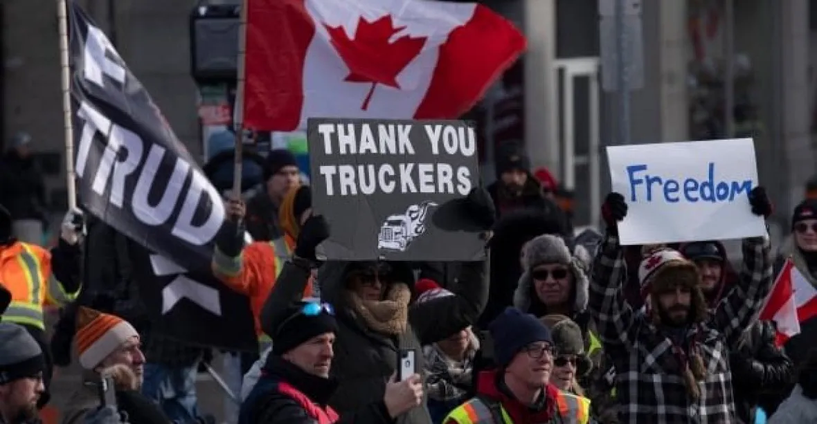 V Ottawě platí kvůli protestům nouzový stav, policie zakázala nosit demonstrantům jídlo