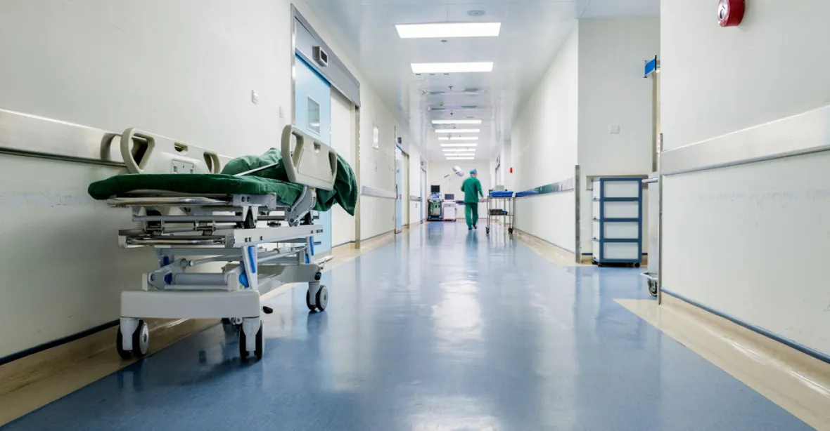 „Ušetříme 14 miliard, ale zhorší se péče.“ Nemocnice protestují proti zmrazení plateb
