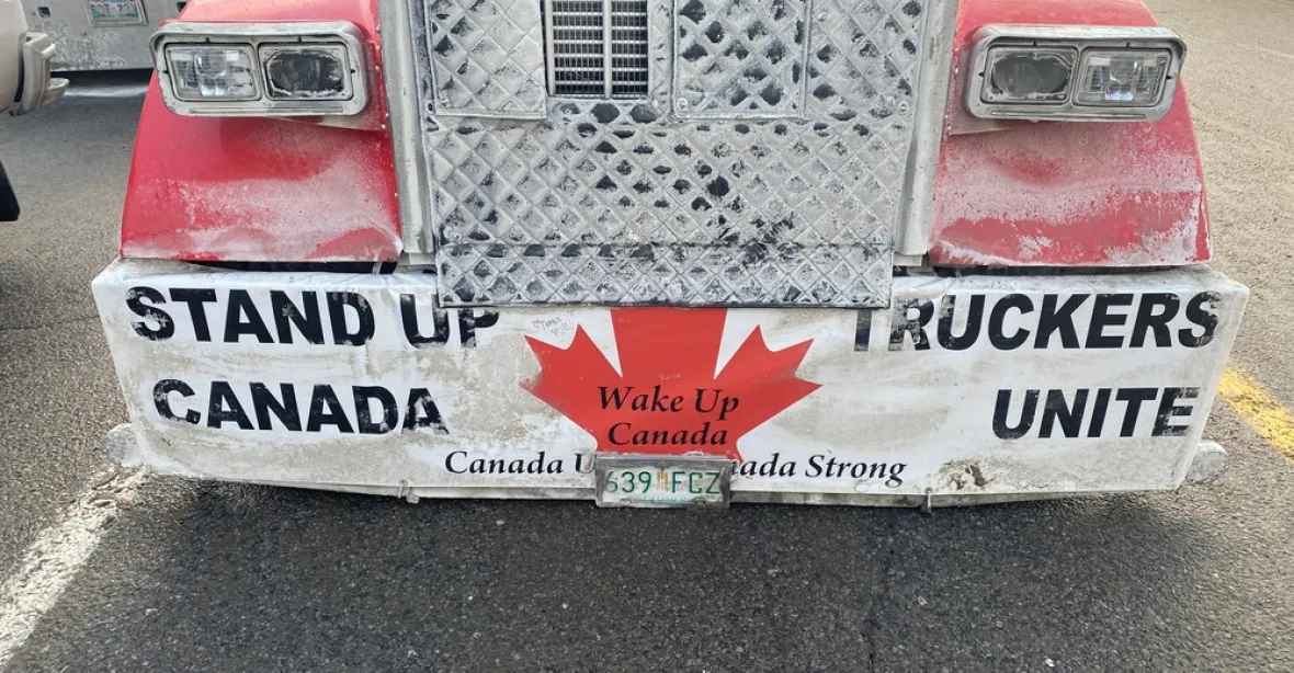 Nové pokuty a hrozba vězení. Ontario vyhlásilo kvůli protestu kamionů nouzový stav