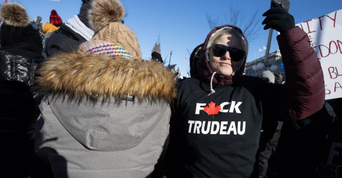 Kanadská policie začala zatýkat demonstranty z konvoje svobody. Banka jim zmrazila účty