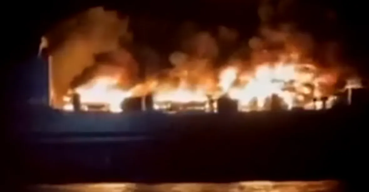 VIDEO: Záchranná operace u Řecka. Na moři vzplál trajekt s 288 lidmi na palubě