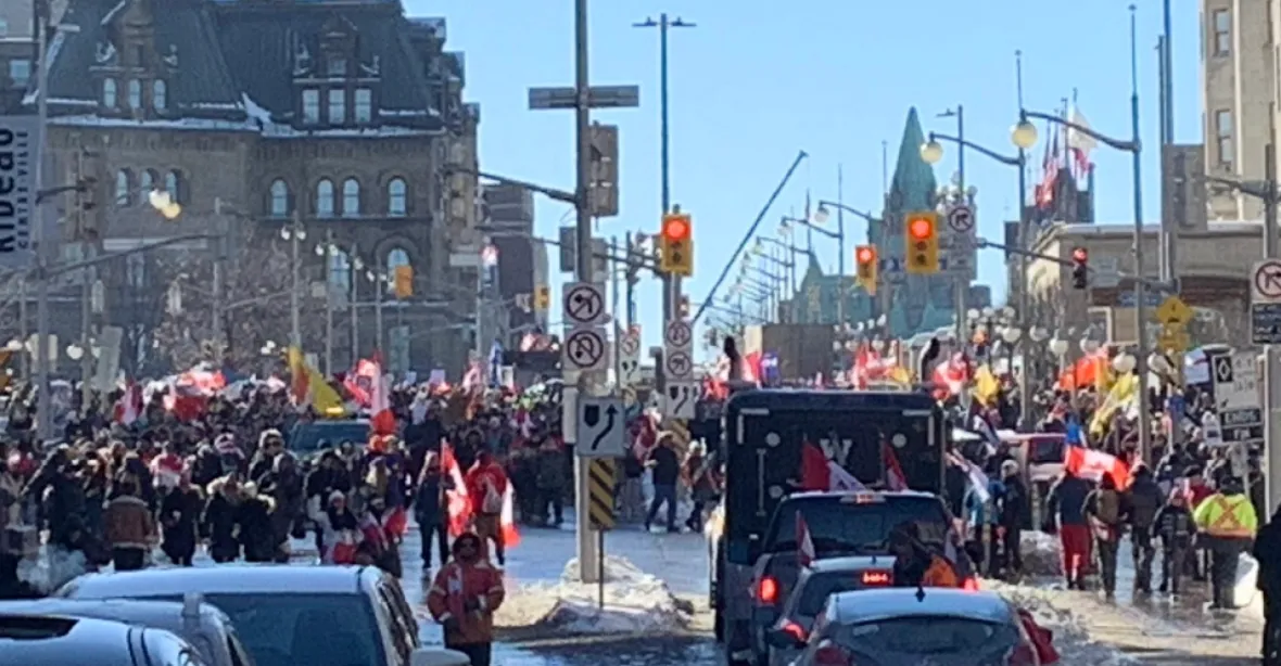 VIDEO: Najíždění do davu, vytahování z okénka. Policie násilím ukončuje protesty v Ottawě