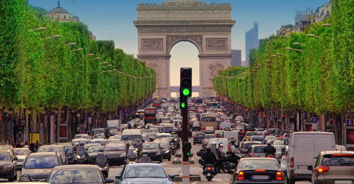 Paříž drasticky omezí průjezd aut centrem